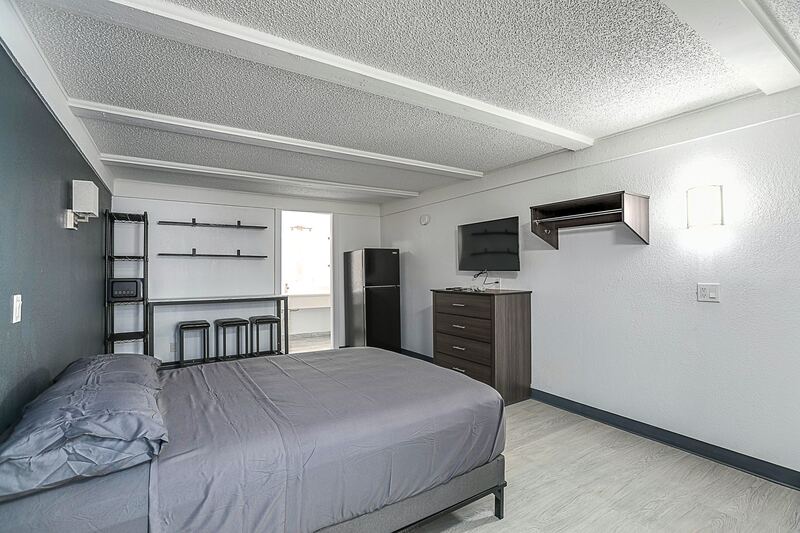 Bright studio with queen bed